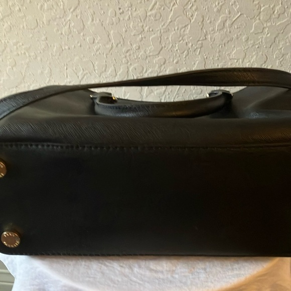 Michael Kors: Black Sheila Medium Faux Saffiano Leather Satchel- Gold Tone - Picture 12 of 15